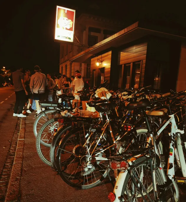 Gemütliche Atmosphäre einer Sommernacht im Pub Harlekin